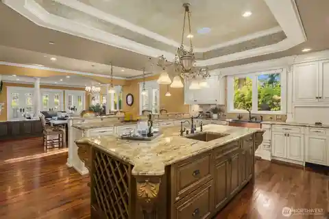 Modern Italian Elegance in Prestigious Clyde Hill