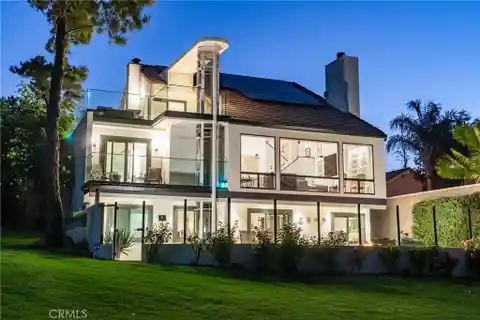 Modern Lakefront Luxury Estate on Calabasas Lake