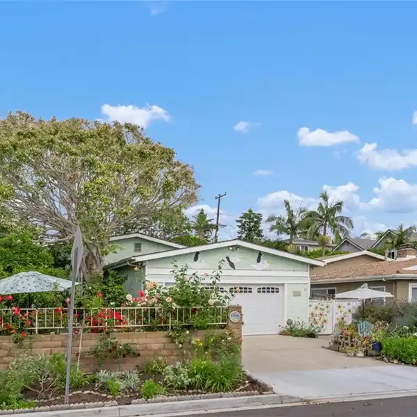 CHARMING COTTAGE STEPS TO PINES PARK