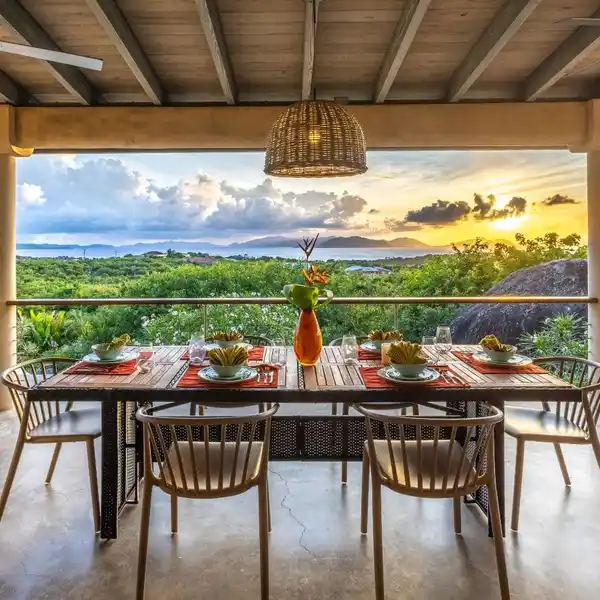 TROPICAL ARCHITECTURE BLENDING BEAUTY AND SECLUSION