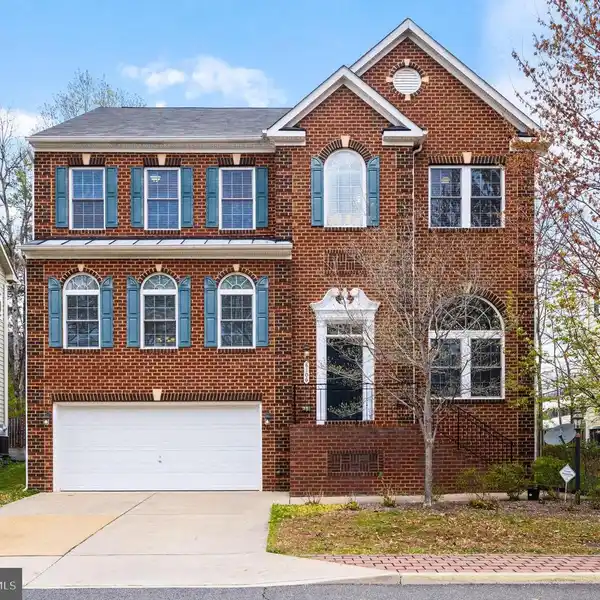 PRISTINE CONDITION HOME IN AN AMAZING LOCATION