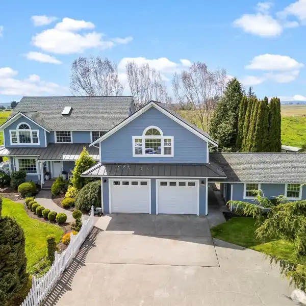 CUSTOM HOME BLENDING LUXURY AND TRANQUILITY