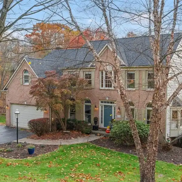 PRIVATE CUL-DE-SAC HOME WITH ELEGANT OWNER’S SUITE