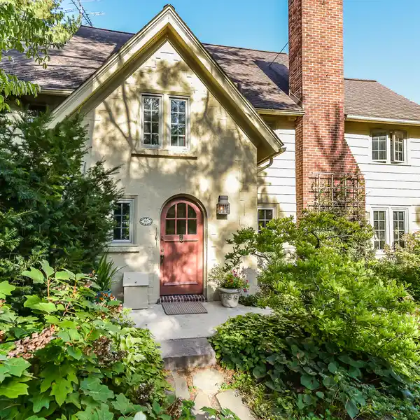 CHARMING IVES WOODS HOME