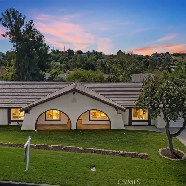 FULLY REMODELED MEADOWVIEW MASTERPIECE
