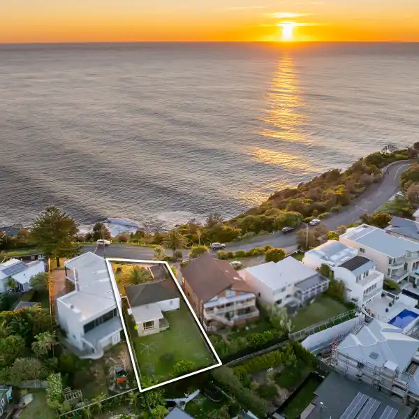 RARE COTTAGE ON THE NORTHERN BEACHES