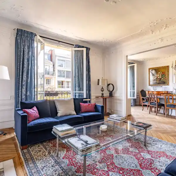 FULLY RENOVATED APARTMENT WITH CLASSIC PARISIAN ELEGANCE