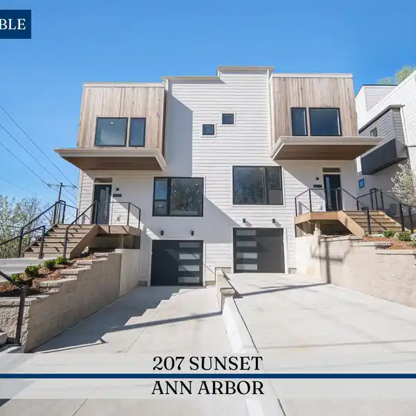 SLEEK NEW BUILD WITH TREEHOUSE VIBES