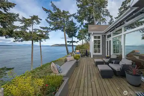 Spectacular Oceanfront Retreat