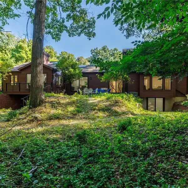 ARCHITECT-DESIGNED MIDCENTURY GEM IN NATURE SANCTUARY