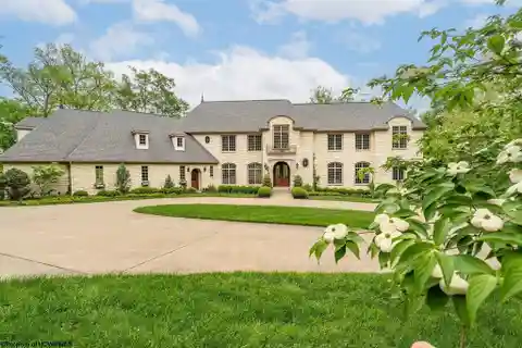Exceptional Lakefront Retreat
