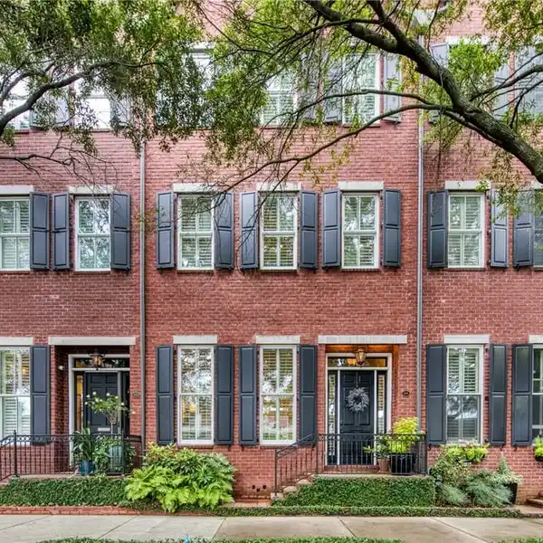 ELEGANT FEDERAL-STYLE TOWNHOME IN THE HISTORIC DISTRICT