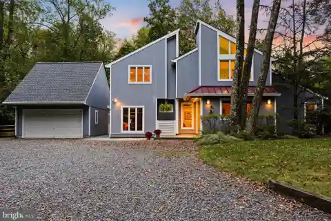 Modern Artistic Retreat in Littlebrook