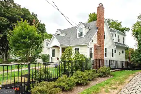 Sun-Filled Westover Gem Near Metro & Park