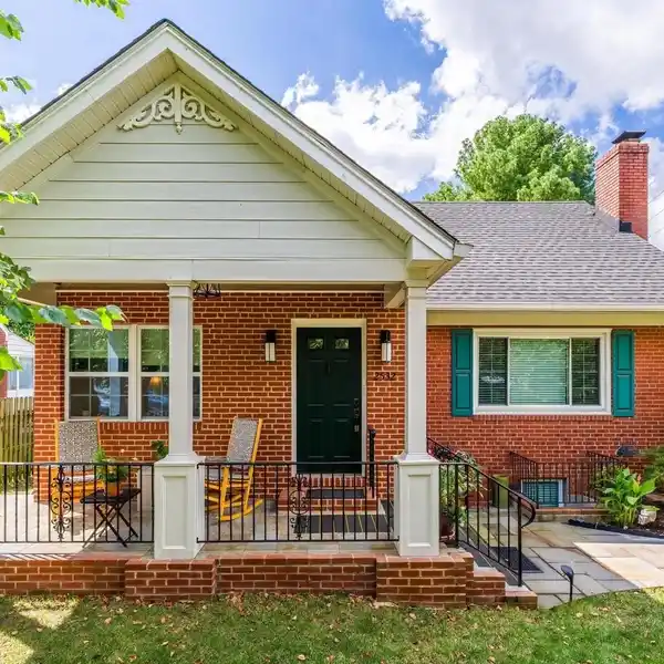 BEAUTIFULLY MAINTAINED AND SPACIOUS CAPE