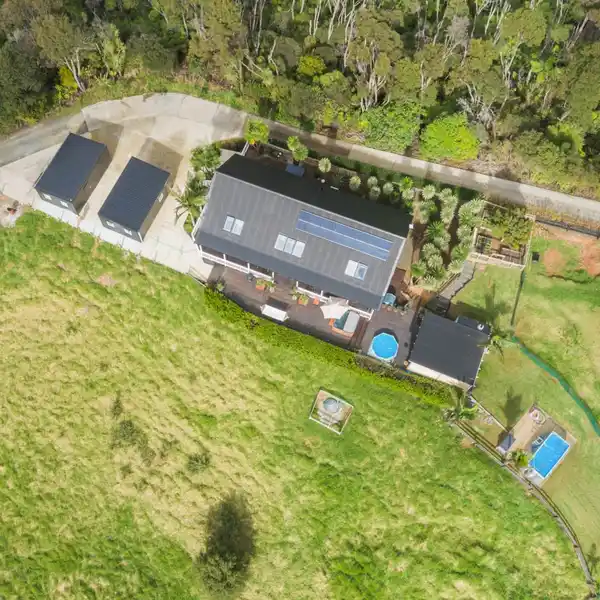 MODERN COUNTRY ELEGANCE ON SPRAWLING ACREAGE