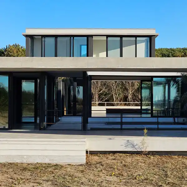 LUXURY 5-BEDROOM BEACHSIDE LIVING