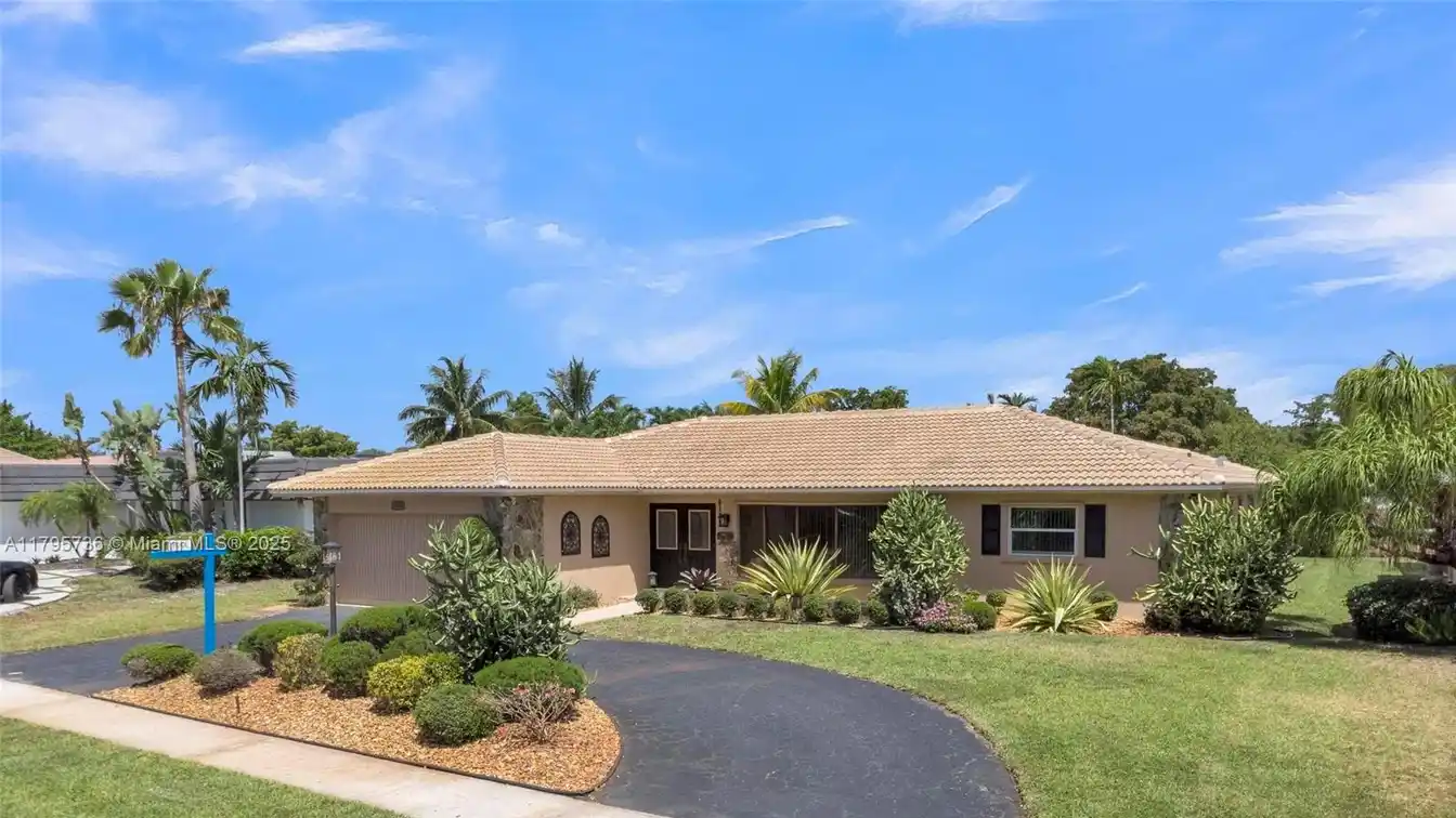 Well-appointed Pool Home in Emerald Hills