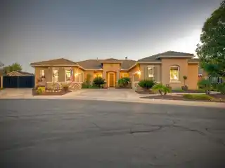 Single-story Home Blending Luxury and Comfort