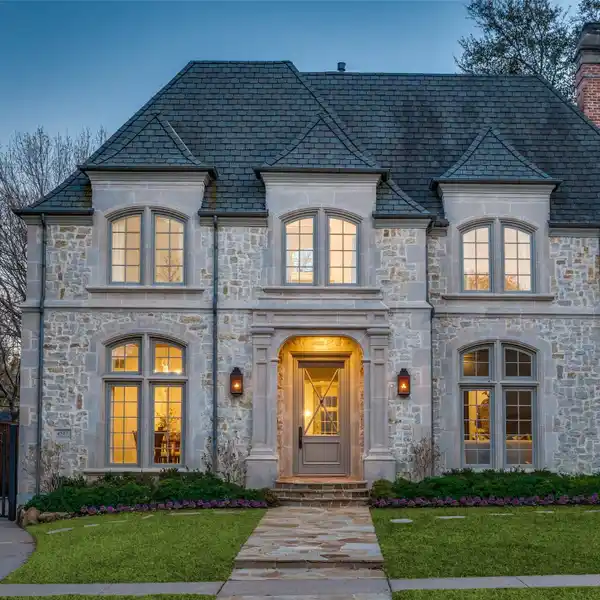 SOPHISTICATED RETREAT WITH POOL, GUEST SUITE & GOURMET KITCHEN
