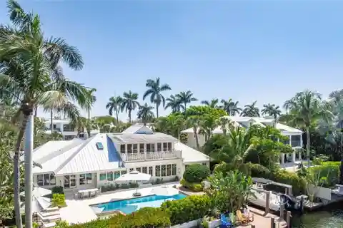 Masterfully Re-Crafted Cottage in Aqualane Shores