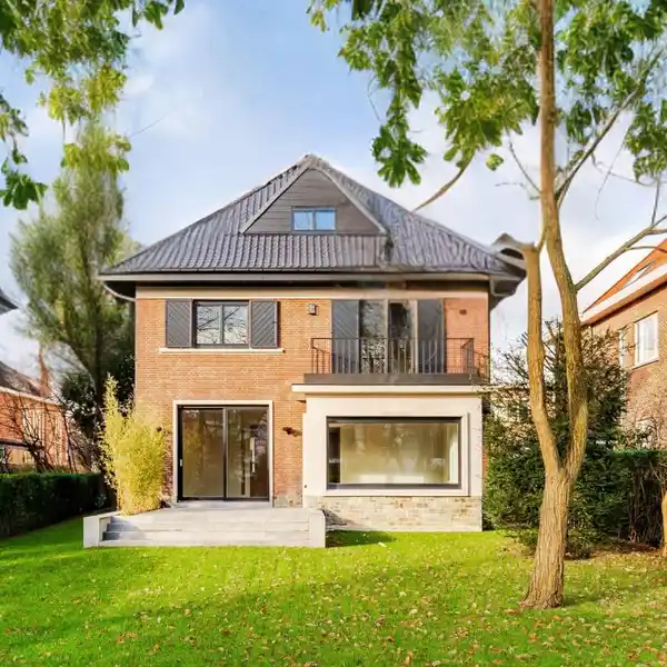 COMPLETELY AND TASTEFULLY RENOVATED CIRCA 1953 VILLA