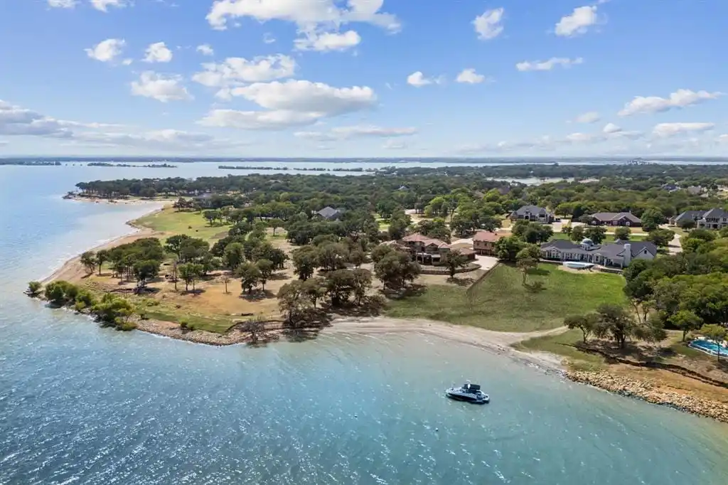 Premier Lakefront Estate Near Dallas