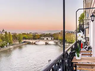 Fourth Floor Apartment with Exceptional Open Views