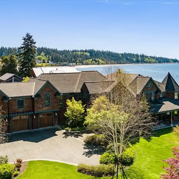 EXCEPTIONAL WATERFRONT ESTATE ON MUTINY BAY