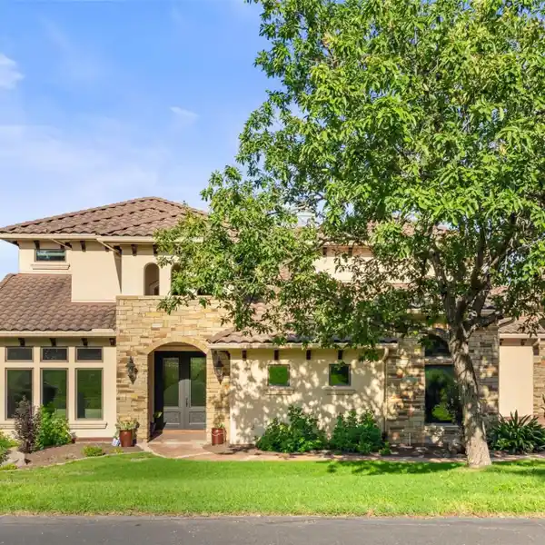 METICULOUSLY MAINTAINED RESIDENCE IN THE HILLS OF LAKEWAY