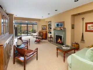 Extraordinary Ground-floor Townhouse Apartment with Garden