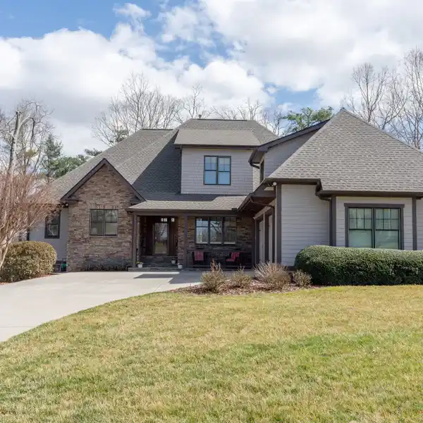 METICULOUSLY MAINTAINED HOME WITH A WONDERFUL PLAN
