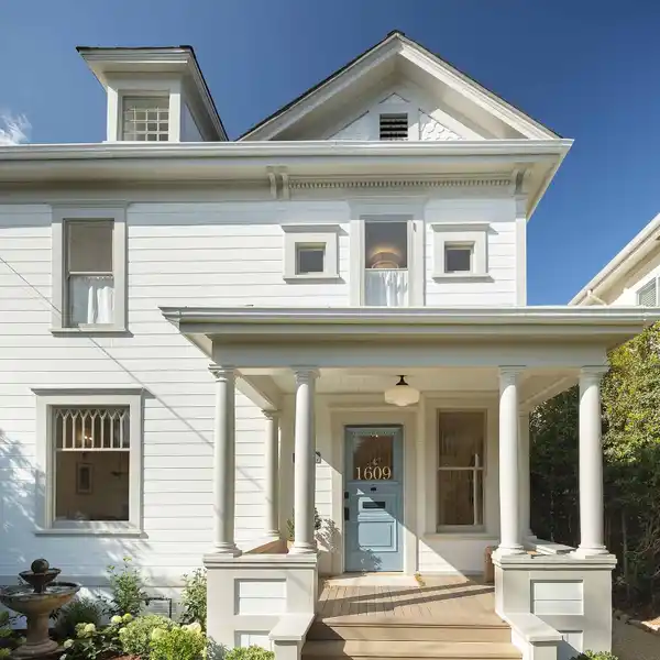 ELEGANT QUEEN ANNE CLASSIC VICTORIAN
