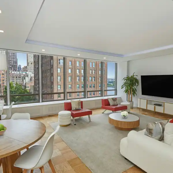 ELEGANT RECENTLY RENOVATED APARTMENT WITH CAPTIVATING VIEWS