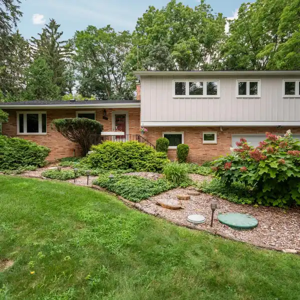 UNIQUE MID-CENTURY HOME