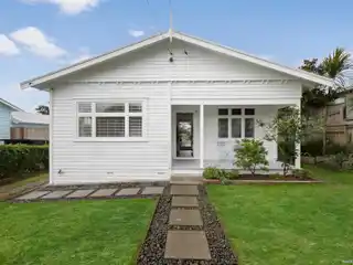 Beautifully Presented Bungalow Near Cornwall Park