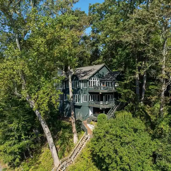 SPACIOUS WATERFRONT RETREAT