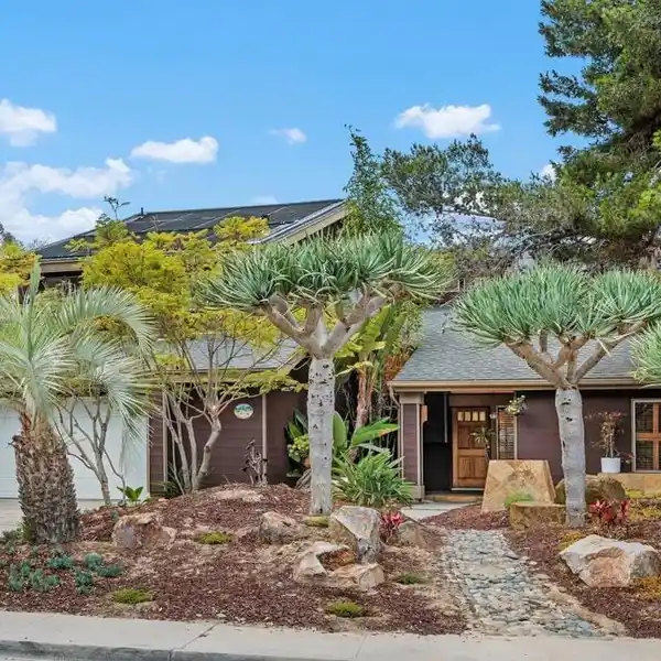 COASTAL HOME IN PRIME LOCATION