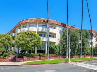 Bright and Spacious Top-floor Unit in Brentwood