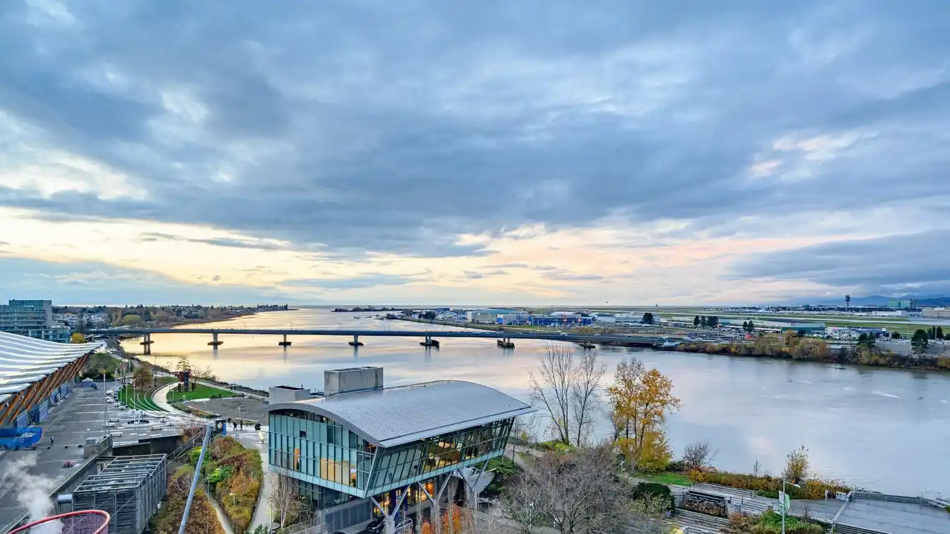 Desirable Sub-penthouse at River Green