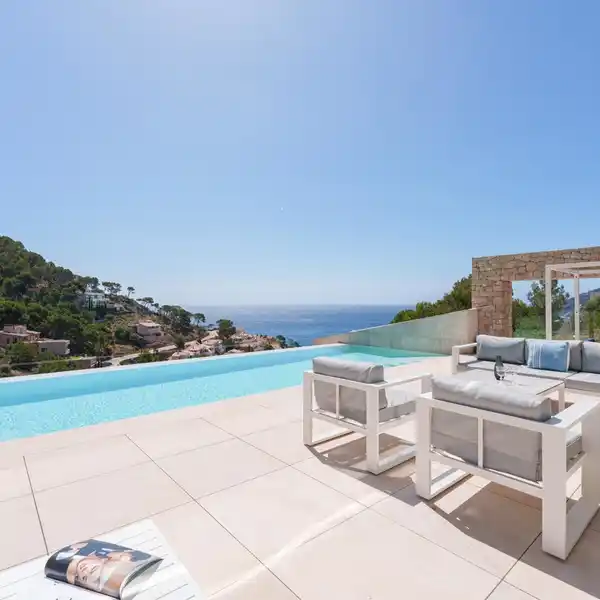 SPECTACULAR LUXURY VILLA WITH UNOBSTRUCTED SEA VIEWS