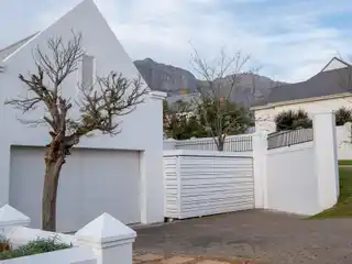 Charming Property in L'hermitage Paradyskloof