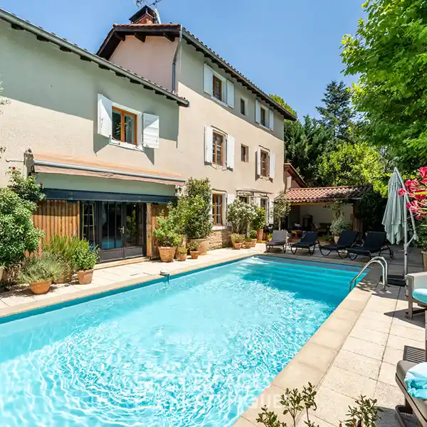 SPACIOUS FAMILY HOME WITH PRIVATE POOL OASIS