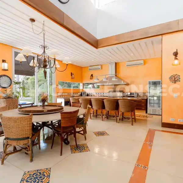 COUNTRY HOUSE FEEL ON A QUIET STREET