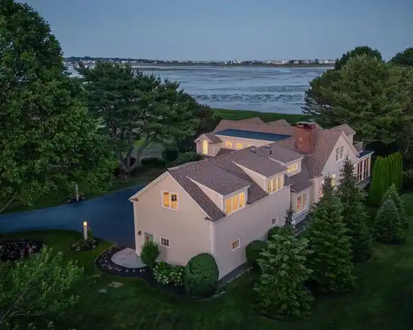 REFINED WATERFRONT SANCTUARY