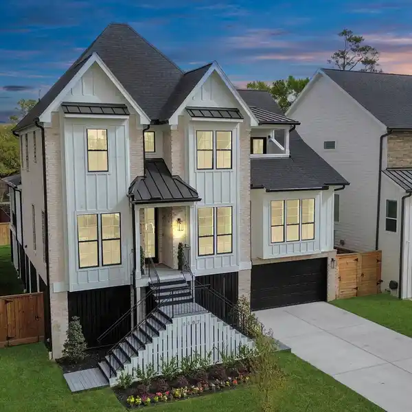 LUXURY RESIDENCE IN TIMBERGROVE MANOR
