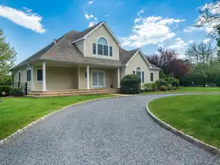Freshly Decorated Five Bedroom Traditional Home for Rent