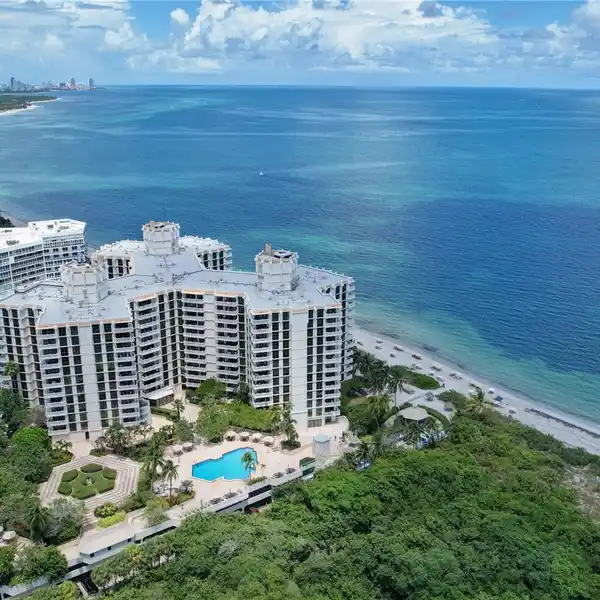 RENOVATED APARTMENT WITH SPECTACULAR OCEAN VIEW