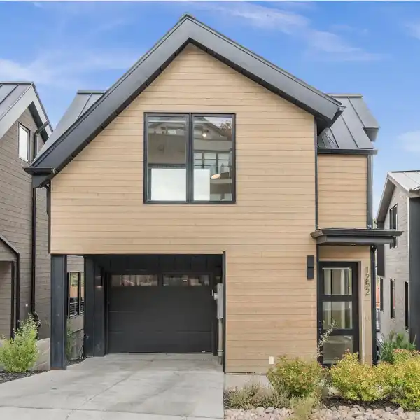 MOUNTAIN MODERN RETREAT IN KINGS CROWN