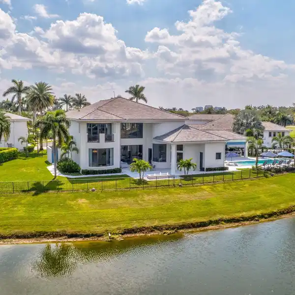 CUSTOM ESTATE IN PRESTIGIOUS LOCATION